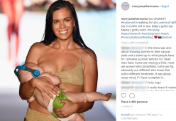 La modella che ha allattato la figlia sulla passerella risponde alle critiche: “Sono una madre e ho allattato, tutto qui”
