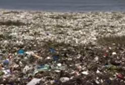 Santo Domingo, il mare è ricoperto di rifiuti. Ecco il video shock