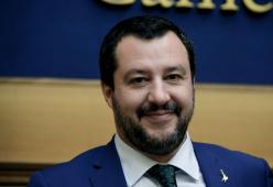 Salvini: proposta di legge per rendere obbligatorio il crocifisso in tutti i luoghi pubblichi