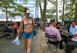 Multe fino a 500 euro per chi gira in costume da bagno