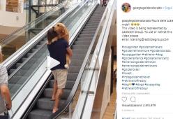 Cane terrorizzato dalla scala mobile, il padrone lo prende in braccio e lo porta con sé