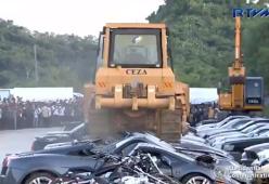 Filippine: Porsche, Lamborghini e altri veicoli di lusso schiacciati dai bulldozer. Il video