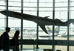 Prende fuoco la batteria di un cellulare: passeggeri evacuati dall'aereo in partenza