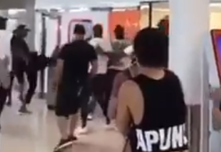 Violenta rissa tra rapper francesi in aeroporto a Parigi. Attenzione: immagini forti