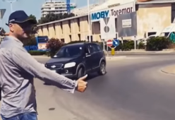 Vede un autostoppista, si ferma e scopre che è Biagio Antonacci: il video del cantante