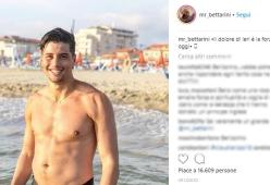 Niccolò Bettarini mostra le ferite rimaste dopo l'accoltellamento