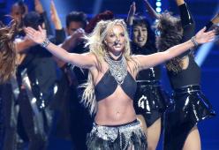 Britney Spears saluta il pubblico... ma si dimentica dove si trova!