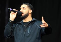 Nuovo record per Drake: è il primo artista a superare i 50 miliardi di ascolti in streaming