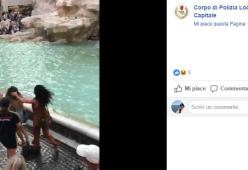Turiste fanno a botte per un selfie davanti alla Fontana di trevi