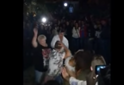 Il marito si scatena con la ballerina, ma arriva la moglie e...
