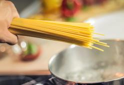 Ecco perché gli spaghetti non si spezzano in due
