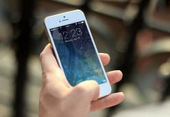Quando tieni il cellulare ti formicolano le mani? Non trascurare questo sintomo