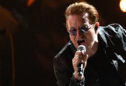 U2, Bono Vox suona in strada per i senzatetto di Dublino 
