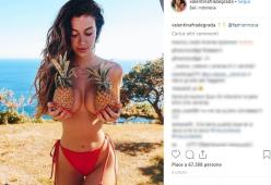 Topless e ananas, l'ultimo trend su Instagram