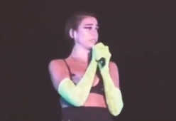 Espongono bandiere pro-gay al concerto, la sicurezza li porta via: Dua Lipa in lacrime a Shanghai