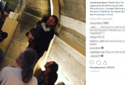 Bono fa addormentare una bimba cantandole "One": il video