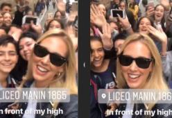 Chiara Ferragni: bagno di folla nel suo vecchio liceo di Cremona