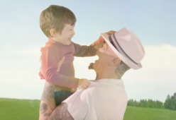 J-Ax pubblica il video di "Tutto tua madre" e lancia una frecciata a Fedez