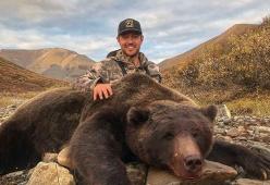 Uccide un grizzly e un alce e pubblica le foto sui social: la rabbia del Web