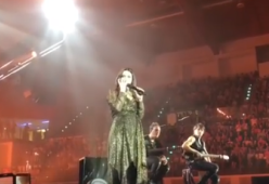Laura Pausini: telefonata al fan in ospedale durante il concerto