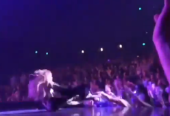 Jennifer Lopez: scivolata da... maestra sul palco di Las Vegas