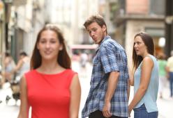 Il meme dell’uomo che guarda un’altra donna accusato di sessismo in Svezia
