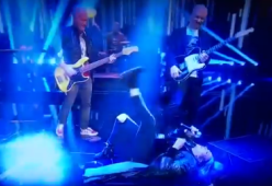 Loredana Bertè cade in diretta tv (e impreca)