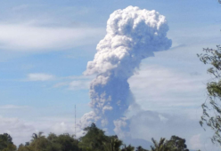 Dopo il terremoto e lo tsunami, in Indonesia erutta il vulcano Soputan