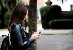 Vietato usare il cellulare mentre si attraversa la strada: la Lituania applica le multe