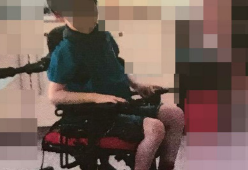 Bambino autistico di 5 anni legato alla sedia dagli insegnanti 
