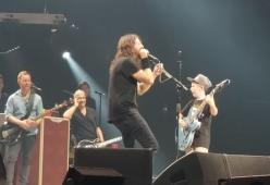 I Foo Fighters invitano un ragazzino di 10 anni sul palco, lui sorprende tutti suonando i Metallica. Il video