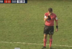 Arbitro fischia la fine del match e poi scoppia in lacrime