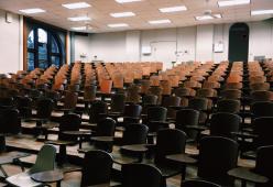 Abolito il test di ingresso a Medicina, ma non subito: è polemica all’Università
