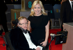 Lucy Hawking parla del padre Stephen: “Ho ascoltato la sua voce per l’ultima volta quando avevo 14 anni”