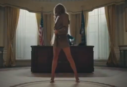 Nel nuovo video del rapper T.I. una sosia di Melania Trump balla nuda