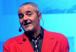 Il comico Mandi Mandi: “Ho perso tutto, ora non chiedo altro che tornare a lavorare”