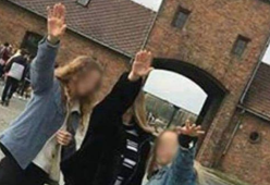 Si scattano un selfie col braccio teso ad Auschwitz: tre studentesse rischiano il carcere