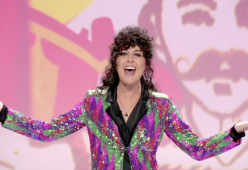 Nadia Toffa sfoggia un nuovo look con una parrucca riccia e nera