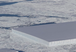 La Nasa ha fotografato un iceberg perfettamente rettangolare
