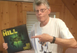 Stephen King annuncia: “Lascio Facebook. Troppe fake news e poca privacy”
