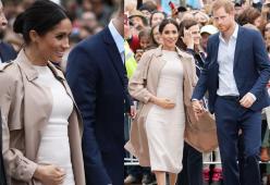 Le prime foto di Meghan Markle che si accarezza il pancino
