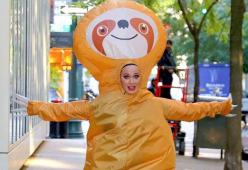 Che ci fa Katy Perry vestita da bradipo per le vie di New York?
