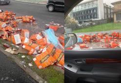Camion perde bottiglie di Aperol: gli automobilisti bloccano la strada per rubarle
