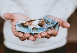 I ricchi vivono più dei poveri, ma non di molto: ecco quanti anni
