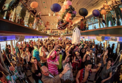 A New York la palestra si fa in discoteca, senza alcol e poi tutti al lavoro
