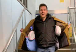 La geniale soluzione di questo ragazzo per evitare di pagare il bagaglio a mano Ryanair