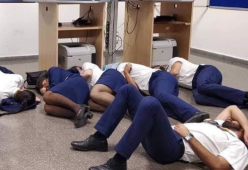Assistenti di volo che dormivano in aeroporto licenziati in tronco da Ryanair