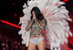 L’angelo di Victoria’s Secrets Adriana Lima piange durante la sua ultima sfilata
