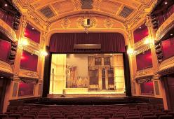 Proposta di matrimonio alla fine dello spettacolo teatrale: “Volevo sorprenderla”