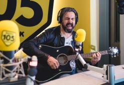 Omar Pedrini a 105 Mi Casa canta live  alcune canzoni dei Timoria